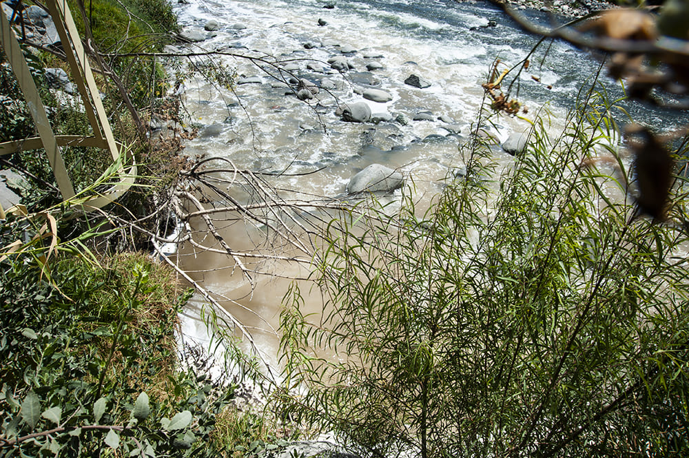Desfogue de aguas excedentes de La Enlozada en el Río Chili